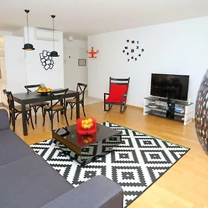 Luxury Apts Leone Centre Apartment